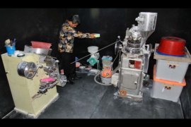 Penggerebekan pabrik obat palsu