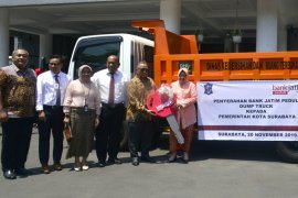 Bertepatan ultah, Wali Kota Risma terima dua hibah CSR