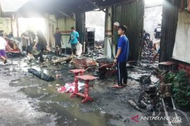 Kebakaran minimarket dan 17 kios di  Agam