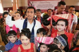 68 peserta ramaikan fashion show Hari Ulos di Pematangsiantar