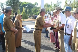 Bupati serahkan  hadiah kepada  peraih ujian nasional tertinggi