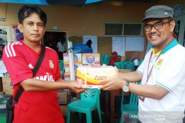 PLN Sumbar salurkan 20 kilogram rendang bagi korban banjir di Agam