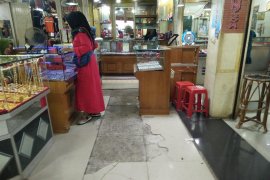 Lantai dasar Bambukuning Plaza Mengelupas Page 1 Small