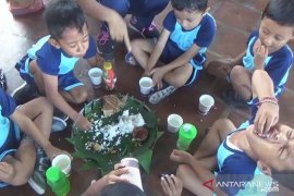 80 anak "megibung" makan ikan peringati Hari Ikan Nasional