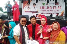Bappeda juara satu fashion show busana tenun batik Tapsel