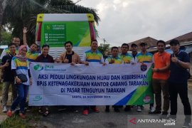 Jamsostek Tarakan berbagi tas ramah lingkungan