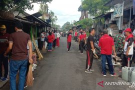 Pemkab Gianyar bagikan tas belanja di pasar rakyat