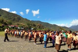 Kodim 1714/Puncak Jaya latih pramuka Saka Wira Kartika di SD YPPGI Mulia