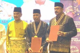 Rektor UMSU terima penghargaan dari Dunia Melayu Dunia Islam