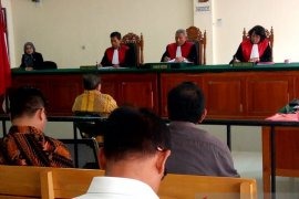 Bupati Balangan jalani sidang perdana dugaan "cek kosong"