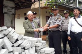 Kapolsek Jiput Pandeglang bantu tata lingkungan Ponpes Al Khoziny