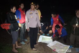 Tim gabungan selamatkan Pasutri yang tersesat di Gunung Salak
