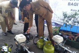 Ratusan nelayan Mataram dapat bantuan konverter kit