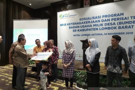 Direktur Kepesertaan BPJAMSOTEK serahkan santunan kepada ahli waris