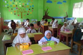 SDN 09 Balai Satu Agam terapkan makan bersama di kelas