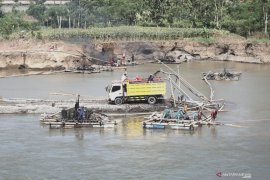 PJT survei ulang penambangan pasir liar di Sungai Brantas
