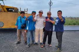 Gubernur pantau langsung pengaspalan terminal baru