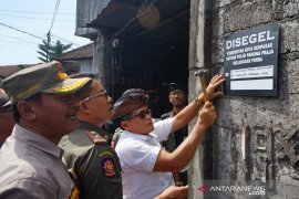 Satpol PP Denpasar segel usaha sablon batik