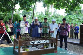 Bupati HSS dan jajaran ziarah ke makam pendiri kabupaten