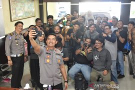 Tanda keakraban, Kapolres Banjarbaru ajak wartawan wefie