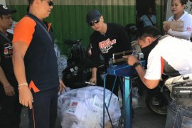 KPU Denpasar kosongkan isi kotak suara Pemilu 2019 di gudang