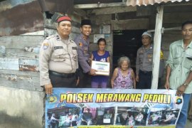 Polsek Merawang Peduli salurkan bantuan sosial
