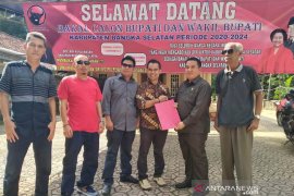 Pengusaha Asal Air Bara ambil formulir Bacawabup lewat PDIP