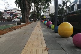 Pontianak percantik trotoar HOS Cokroaminoto dengan "bola beton" warna-warni