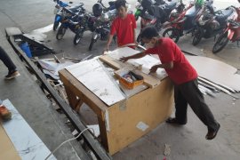 Homega hadirkan dua varian HPL motif batu