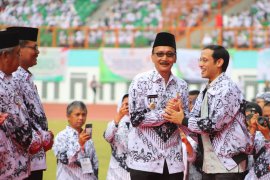 Bupati Pesisir Selatan Terima  penghargaan Dwija Praja Nugraha