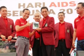 Rektor UISU serahkan Film "Surat Cinta Buat Tegar" ke Menkes