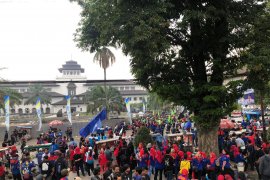 Protes Kepgub UMK 2020, Buruh Jawa Barat kepung Gedung Sate