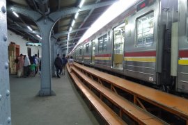 Khusus malam tahun baru, KRL beroperasi hingga  tiga pagi