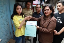 Risma beri tali asih keluarga bayi hydrocephalus