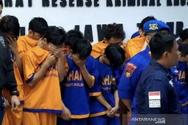 Polisi paparkan modus komplotan pembobol kartu kredit beromzet 40.000 dolar AS di Surabaya