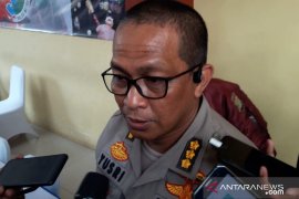 Kabid Humas Polda Metro dicecar pertanyaan terkait ledakan granat asap