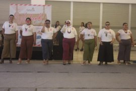 Peringati Hari AIDS, model kenakan pita merah