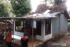 Puting beliung terjang tiga desa di Situbondo, puluhan rumah porak-poranda