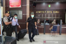 KPK GELEDAH KANTOR DINAS PENANAMAN MODAL KOTA DUMAI Page 1 Small