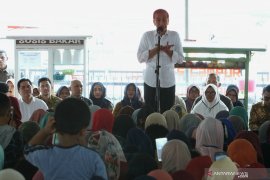 Biayai kuliah anak-anaknya, orang tua Joko Widodo "jualan"