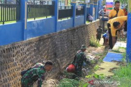 Kodim Pamekasan gerakkan personel bersih-bersih sampah plastik