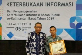 Bawaslu Kota Pontianak raih penghargaan Komisi Informasi Publik