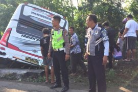 Polisi Blitar evakuasi badan bus terjun ke sungai