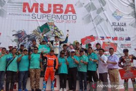 Pebalap Lewis Cornish juarai Muba International Supermoto 2019