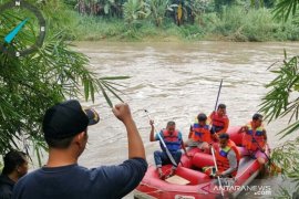 BPBD Solok Selatan Cari Korban Hanyut Di Batang Jujuan