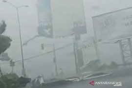 Angin kencang melanda Bangkalan, sejumlah bangunan dan tiang listrik roboh