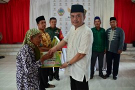 Baznas Kayong Utara salurkan zakat kepada 161 fakir miskin