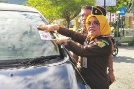 Peringati Hakordia, Kejaksaan Pesisir Selatan bagikan stiker