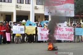 Aksi bakar ban bekas warnai peringatan hari HAM di Meulaboh