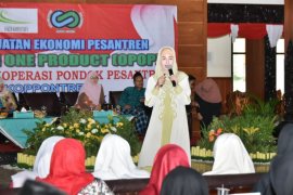Dekranasda Trenggalek dukung program "one pesantren one product"